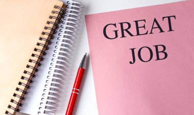 Pembe kağıt üzerinde not defterleriyle harika iş metni . 