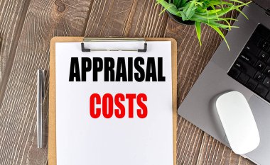 Dizüstü bilgisayarı, faresi ve kalemi olan bir pano kağıdındaki APPRAISAL COSTS metni . 