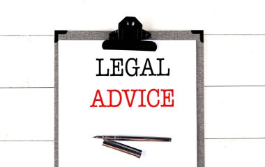 Beyaz arkaplandaki panoda yasal ADVICE metni . 