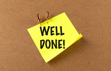 Arka planda sarı bir yapışkan üzerinde iyi yapılmış metin . 