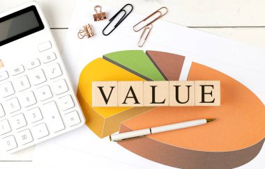 Grafik arkaplanındaki tahta blokta VALUE sözcüğü . 