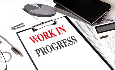 Not defteri ve hesap makinesiyle pano üzerinde PROGRESS metni üzerinde çalış. 