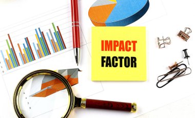 IMPACT FACTOR metin sarı yapışkan üzerine bir tablo üzerinde büyüteç ve kalem ile . 