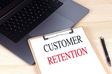 Dizüstü bilgisayardaki bir panoda CUSTOMER RETENTION metni. 