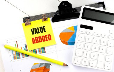 Hesap makinesi, kalem ve grafiği olan sarı bir yapışkan üzerinde VALUE eklenmiş metin . 