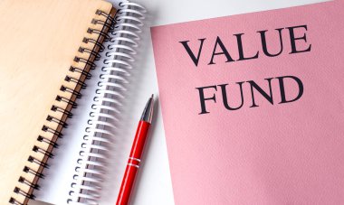 Üzerinde not defterleri olan pembe bir kağıt üzerinde VALUE FUND metin . 