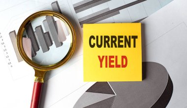 CURRENT YIELD metin bir grafik arkaplan yapışkan üzerine . 