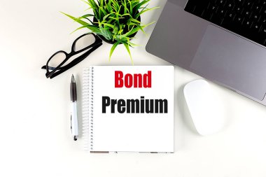 Dizüstü bilgisayarı, faresi ve kalemi olan bir dizüstü bilgisayardaki BOND Premium metni . 