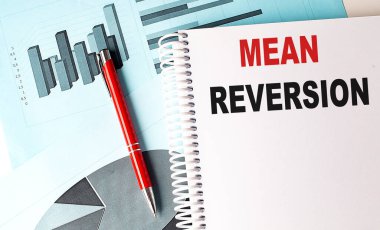 Grafik arkaplanındaki bir dizüstü bilgisayarda ortalama geri çevirme metni . 