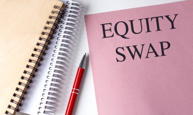 Not defterli pembe bir kağıt üzerinde EQUITY SWAP metni . 