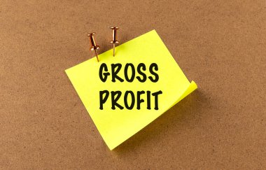 Bakır raptiyelerle mantar mantara tutturulmuş sarı yapışkan bir nota yüksek kâr. . 