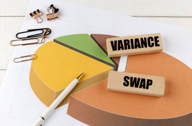 Renkli turta grafiğinde tahta bloklar ve ataç ve kalem ile çevrili varyans takas kavramı . 