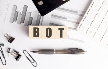 Tahta bloklarda, mali tablolarda, kredi kartında, hesap makinesinde ve ofis malzemelerinde BOT metni var. . 