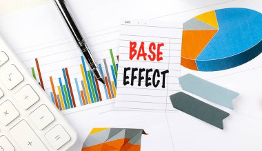 Renkli grafikler, klavye, kalem ve yapışkan ile çevrili not kağıdına yazılmış temel efekt ifadesi . 