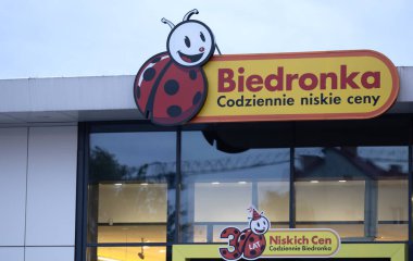 Bialystok, Poland- 19 Mayıs 2025: Biedronka mağazasının dışı büyük bir uğurböceği logosu ve Lehçe sloganı ile sarı ve kırmızı bir tabela üzerinde .