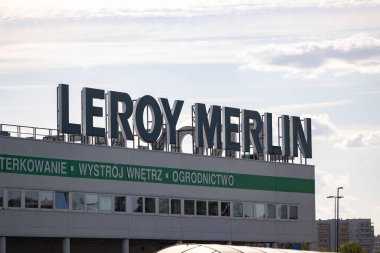 Bialystok, Poland- 27 Mayıs 2025: Leroy Merlin 'in dış cephesi parçalı bulutlu gökyüzünün altında büyük bir işaret ile .