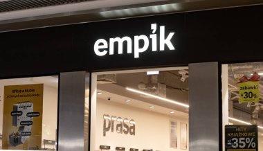 Bialystok, Poland- 27 Mayıs 2025: Aydınlatılmış logo ve kitap ve oyuncaklar için tanıtım posterleriyle Empik mağazası girişi. 