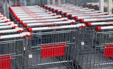 Bialystok, Poland- 27 Mayıs 2025: Metal alışveriş arabalarının yakın çekimleri ve Auchan markalarının dışarıda düzgün bir şekilde sıralanması. 