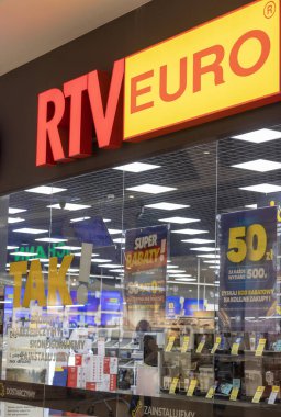 Bialystok, Poland- 27 Mayıs 2025: RTV Euro AGD mağazası açık bir logo ve alışveriş merkezindeki tanıtım afişleri. 