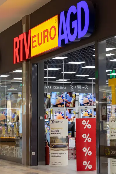 Bialystok, Poland- 27 Mayıs 2025: RTV Euro AGD elektronik mağazası girişi renkli bir logo ve tanıtım ekranları ile alışveriş merkezi içinde . 