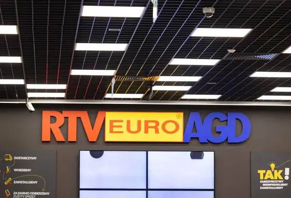 Bialystok, Poland- 27 Mayıs 2025: RTV Euro AGD iç duvarı ile aydınlatılmış marka logosu ve tanıtım hizmeti tabelaları. 
