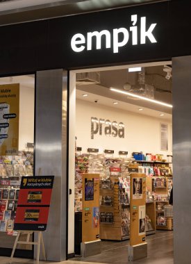 Bialystok, Poland- 27 Mayıs 2025: Aydınlatılmış logo ve şarjör bölümü açık kapıdan görülebilen Empik kitapçısı girişi. 