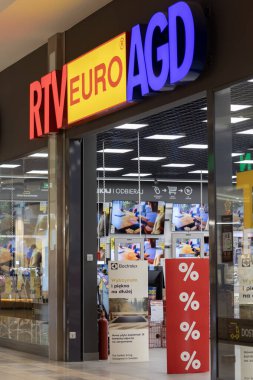 Bialystok, Poland- 27 Mayıs 2025: RTV Euro AGD elektronik mağazası girişi renkli bir logo ve tanıtım ekranları ile alışveriş merkezi içinde . 