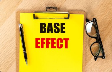 Tahtada siyah kalem ve gözlüklü sarı bir not panosundaki taban etkisi ifadesi . 