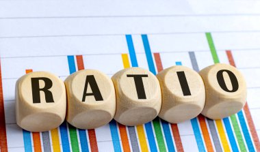 Arkaplanda renkli bar çizelgesi olan yuvarlak tahta bloklarda oran kelimesi . 