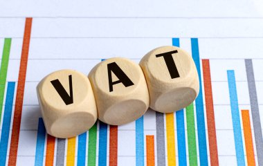 Ahşap bloklara KDV kısaltması ve arkaplanda renkli bar tablosu . 