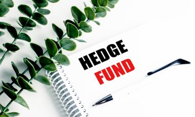 Yeşil bitki ve kalemle birlikte beyaz masanın üzerinde koruma fonu metni olan not defteri . 