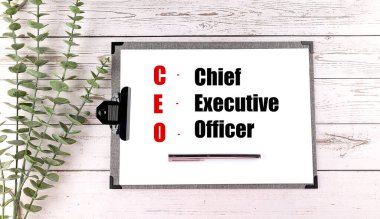 Tahtaya yazı yazılmış bir kısaltma CEO 'su. Anlamlı bir yazı. Şef, yönetici, beyaz ahşap arka planda subay.. 
