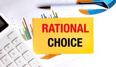 Haritalar, hesap makinesi ve kalemle finansal belgelerde rasyonel seçimler içeren sarı kart . 