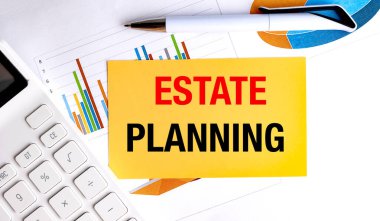  Beyaz masa üzerinde hesap makinesi, çizelge ve kalemle yazışma planlı sarı kart. . 