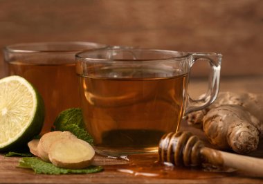 Zencefil çayı, menthe ve bal. 