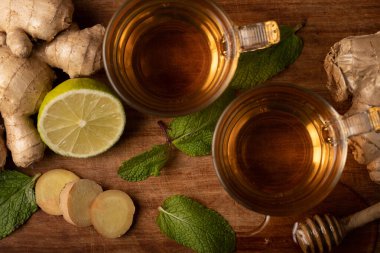 Zencefil çayı, menthe ve bal. 