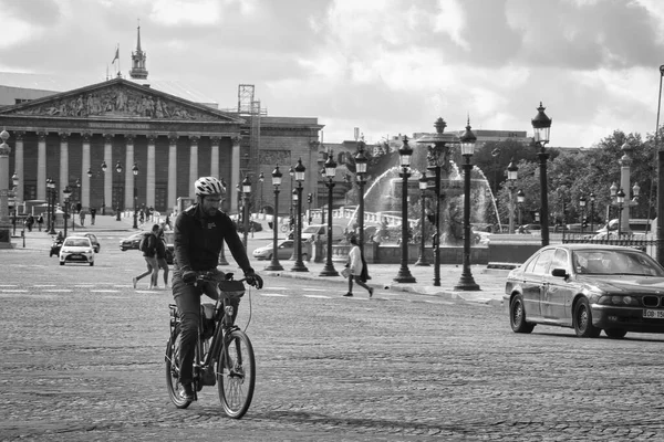 Fahrrad Und Autos Auf Der Straße — Stockfoto