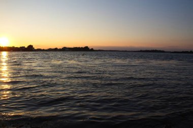 Denizin üzerinde gün batımı