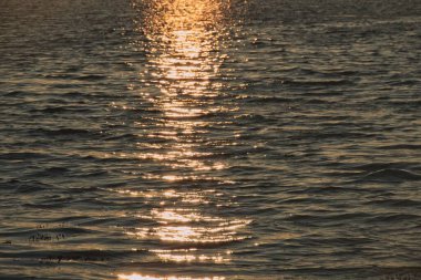 Denizin üzerinde gün batımı