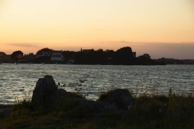 Denizin üzerinde gün batımı