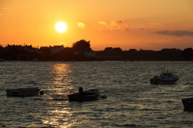 Denizin üzerinde gün batımı