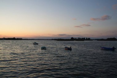 Denizin üzerinde gün batımı