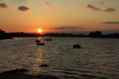 Denizin üzerinde gün batımı