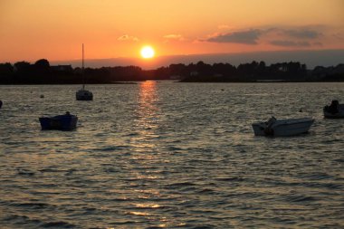 Denizin üzerinde gün batımı