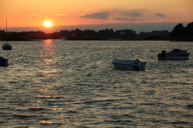 Denizin üzerinde gün batımı