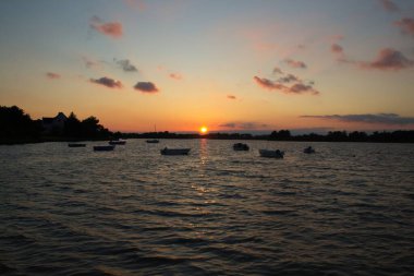 Denizin üzerinde gün batımı