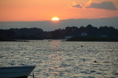 Denizin üzerinde gün batımı