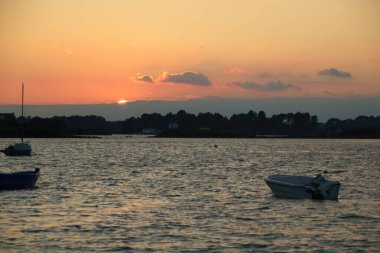 Denizin üzerinde gün batımı