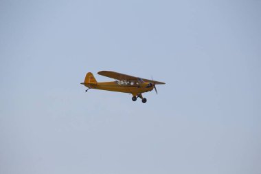 Gökyüzünde bir uçak