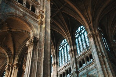 Paris 'teki katedralin içi.